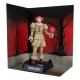 Estátua de Pennywise de 16 cm com fundo de floresta