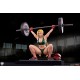 Estatua de Cammy de Street Fighter levantando pesas en poliresina