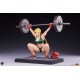 Estatua de Cammy de Street Fighter levantando pesas en poliresina