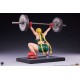 Estatua de Cammy de Street Fighter levantando pesas en poliresina