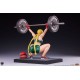 Estatua de Cammy de Street Fighter levantando pesas en poliresina