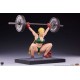 Estatua de Cammy de Street Fighter levantando pesas en poliresina