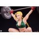 Estatua de Cammy de Street Fighter levantando pesas en poliresina
