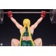 Estatua de Cammy de Street Fighter levantando pesas en poliresina