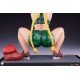 Estatua de Cammy de Street Fighter levantando pesas en poliresina