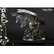 Estatua de Alita con alas metálicas y base detallada