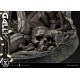 Estatua de Alita con alas metálicas y base detallada