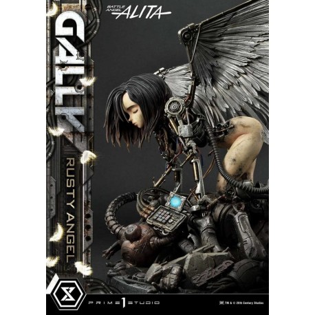 Estatua de Alita con alas metálicas y base detallada