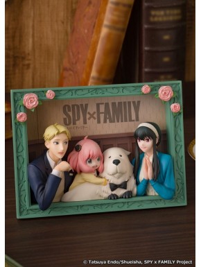 Estatua de PVC Spy x Family con personajes principales enmarcados