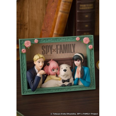 Estatua de PVC Spy x Family con personajes principales enmarcados