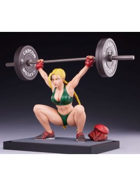 Estatua de Cammy de Street Fighter levantando pesas en poliresina
