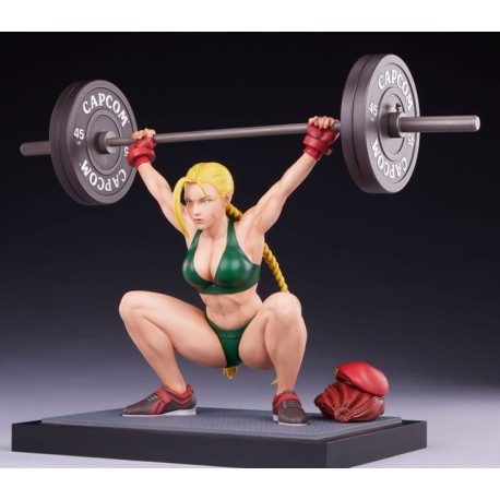 Estatua de Cammy de Street Fighter levantando pesas en poliresina