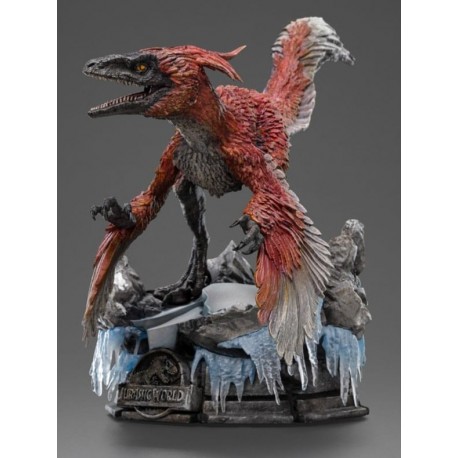 Estatua de dinosaurio Jurassic World Dominion en paisaje nevado