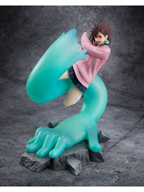 Estatua de PVC de Momo de Dandadan con base azul