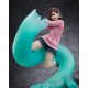 Estatua de PVC de Momo de Dandadan con base azul