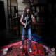 Estatua de Chuck Schuldiner Rock Iconz tocando guitarra