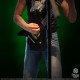 Estatua de Chuck Schuldiner Rock Iconz tocando guitarra