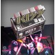 Estatua Rock Ikonz de Kiss con telón de fondo y caja