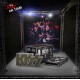 Estatua Rock Ikonz de Kiss con telón de fondo y caja