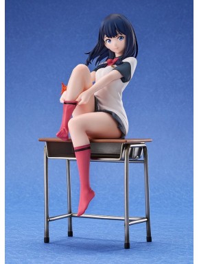 Estatua de Rikka Takarada sobre un pupitre de Gridman Universe