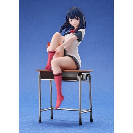 Estátua de Rikka Takarada em uma mesa de Gridman Universe