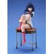 Estátua de Rikka Takarada em uma mesa de Gridman Universe