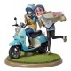 Estatua de Nadeshiko Kagamihara y Rin Shima en motocicleta
