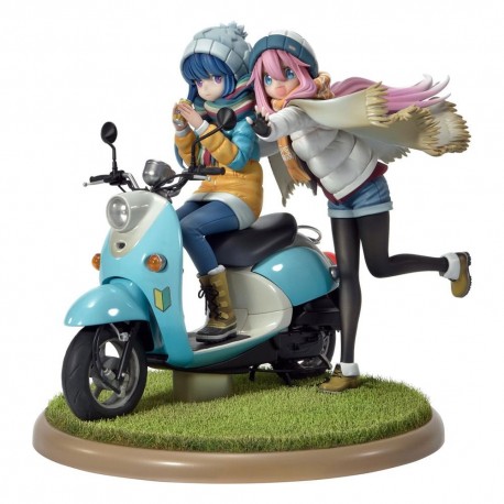 Estatua de Nadeshiko Kagamihara y Rin Shima en motocicleta