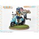 Estatua de Nadeshiko Kagamihara y Rin Shima en motocicleta