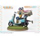 Estatua de Nadeshiko Kagamihara y Rin Shima en motocicleta