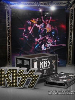 Estatua Rock Ikonz de Kiss con telón de fondo y caja