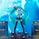 Figura coleccionable de Hatsune Miku sobre escenario