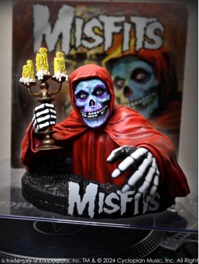 Estatua Misfits 3D Vinyl American Psycho Fiend con capa roja