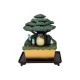 Estatua de Mi vecino Totoro bajo árbol con detalles mágicos