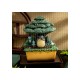 Estatua de Mi vecino Totoro bajo árbol con detalles mágicos