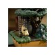 Estatua de Mi vecino Totoro bajo árbol con detalles mágicos