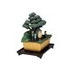 Estatua de Mi vecino Totoro bajo árbol con detalles mágicos