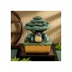 Estatua de Mi vecino Totoro bajo árbol con detalles mágicos