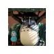 Estatua de Mi vecino Totoro bajo árbol con detalles mágicos