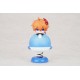 Estatua Tartaglia Chibi Genshin Impact sobre soporte azul