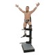 Estatua de Bryan Danielson de AEW en pose sobre el ring