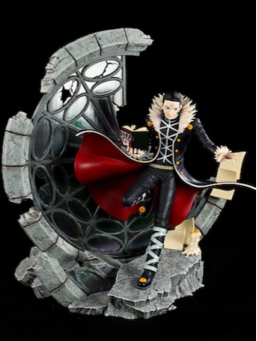Estatua de Kuroro de Hunter x Hunter 33 cm con fondo arquitectónico