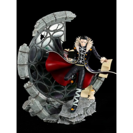 Estatua de Kuroro de Hunter x Hunter 33 cm con fondo arquitectónico