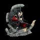 Estatua de Kuroro de Hunter x Hunter 33 cm con fondo arquitectónico