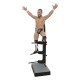Estatua de Bryan Danielson de AEW en pose sobre el ring