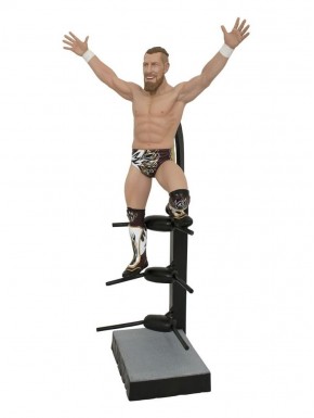 Estatua de Bryan Danielson de AEW en pose sobre el ring