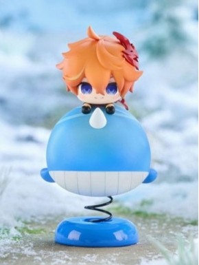 Estatua Tartaglia Chibi Genshin Impact sobre soporte azul