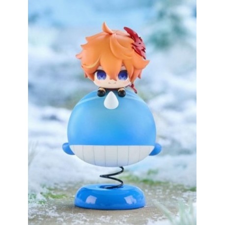 Estatua Tartaglia Chibi Genshin Impact sobre soporte azul