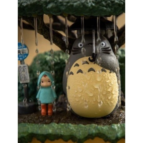 Estatua de Mi vecino Totoro bajo árbol con detalles mágicos