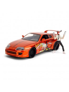 Veículo laranja metálico e figura de Chainsaw Man.